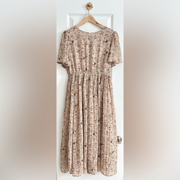 Cream Floral Pleated Short Sleeve Chiffon Midi Dress in Size Medium - Picture 1 of 6